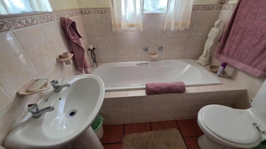 4 Bedroom Property for Sale in Boggomsbaai Western Cape